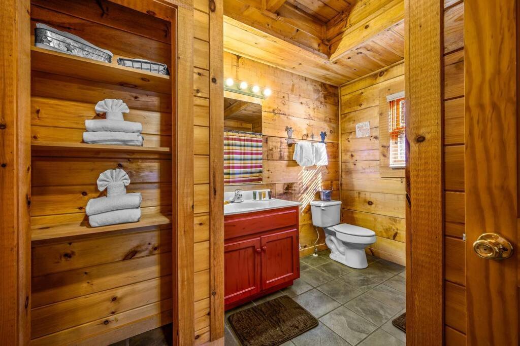 Charming Cabin W/ Hot Tub, Game Room, Top Location Пиджен-Фордж Экстерьер фото