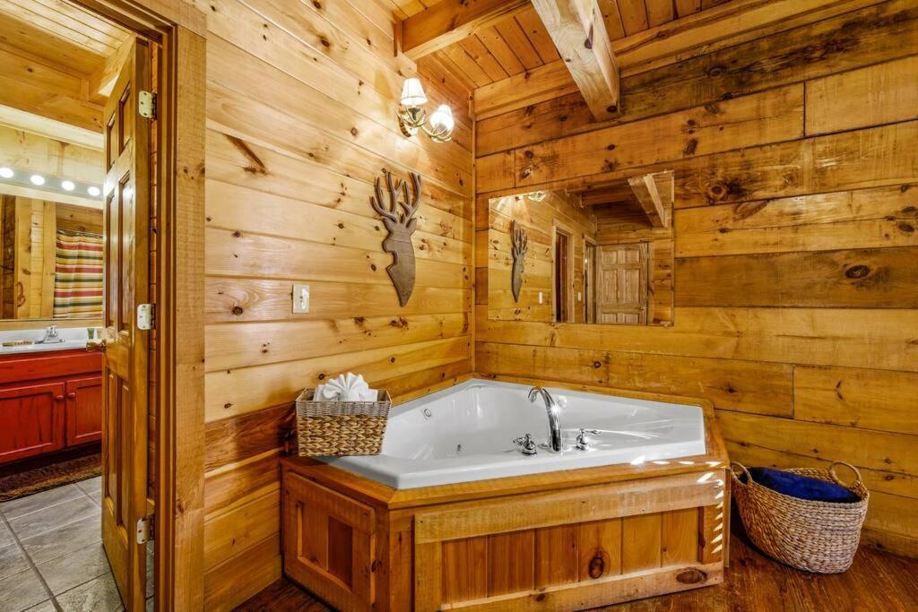 Charming Cabin W/ Hot Tub, Game Room, Top Location Пиджен-Фордж Экстерьер фото