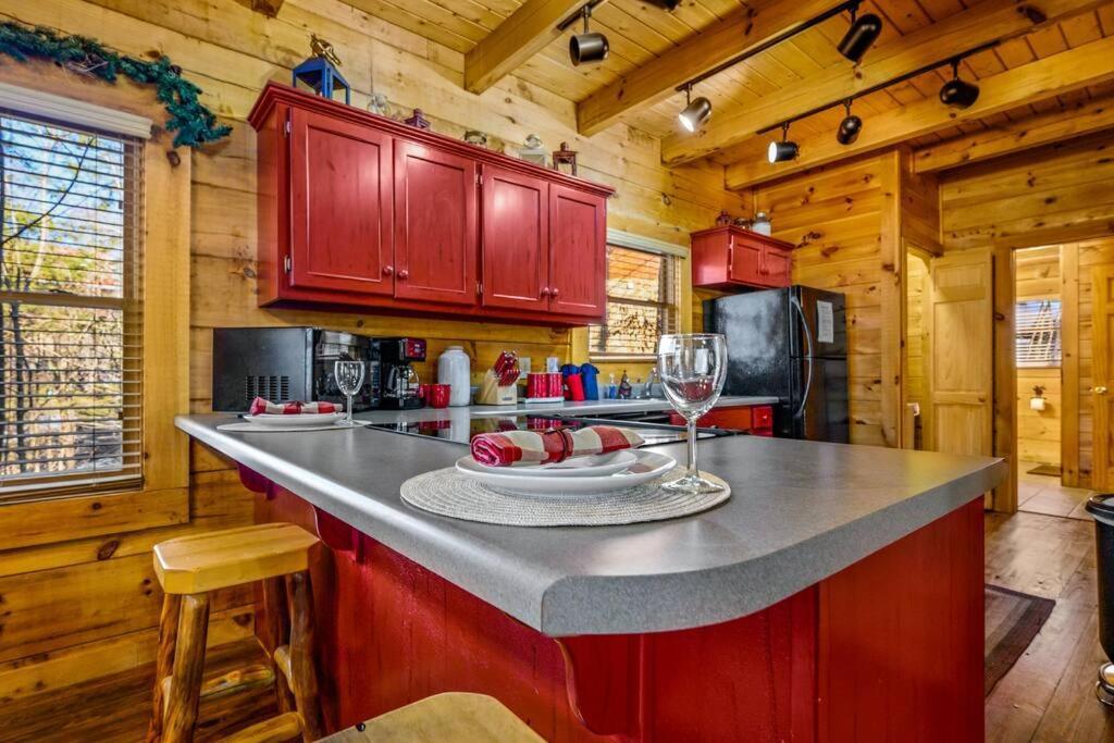 Charming Cabin W/ Hot Tub, Game Room, Top Location Пиджен-Фордж Экстерьер фото