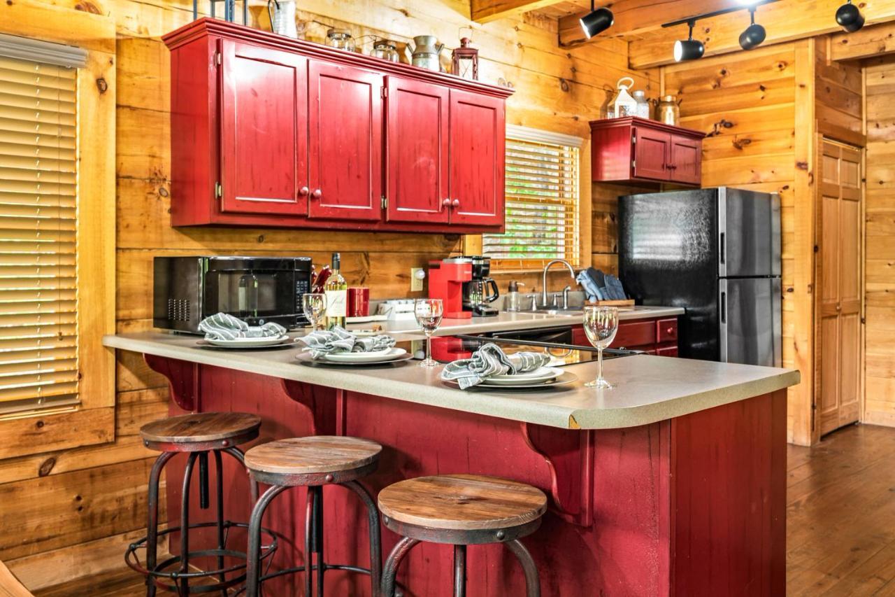 Charming Cabin W/ Hot Tub, Game Room, Top Location Пиджен-Фордж Экстерьер фото